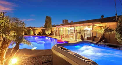 Beautiful 3BR home with free heated pool/spa! Near Old Town, ASU, golf & more.