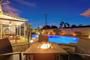 Una piscina al aire libre, una piscina climatizada