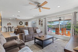 Smart TV, fireplace, books, stereo