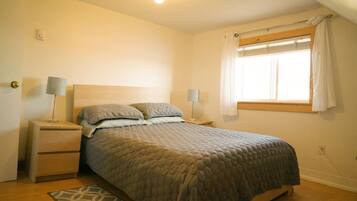 3 bedrooms, desk, iron/ironing board, WiFi (free)