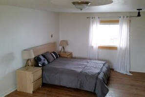3 bedrooms, desk, iron/ironing board, free WiFi