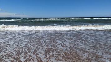 På stranden