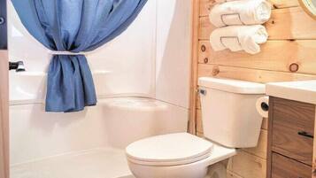 Sèche-cheveux, serviettes fournies