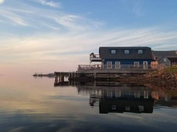 A coastal house with a dock extending into calm waters. - The most wanted place to stay in Cheticamp (Chéticamp)