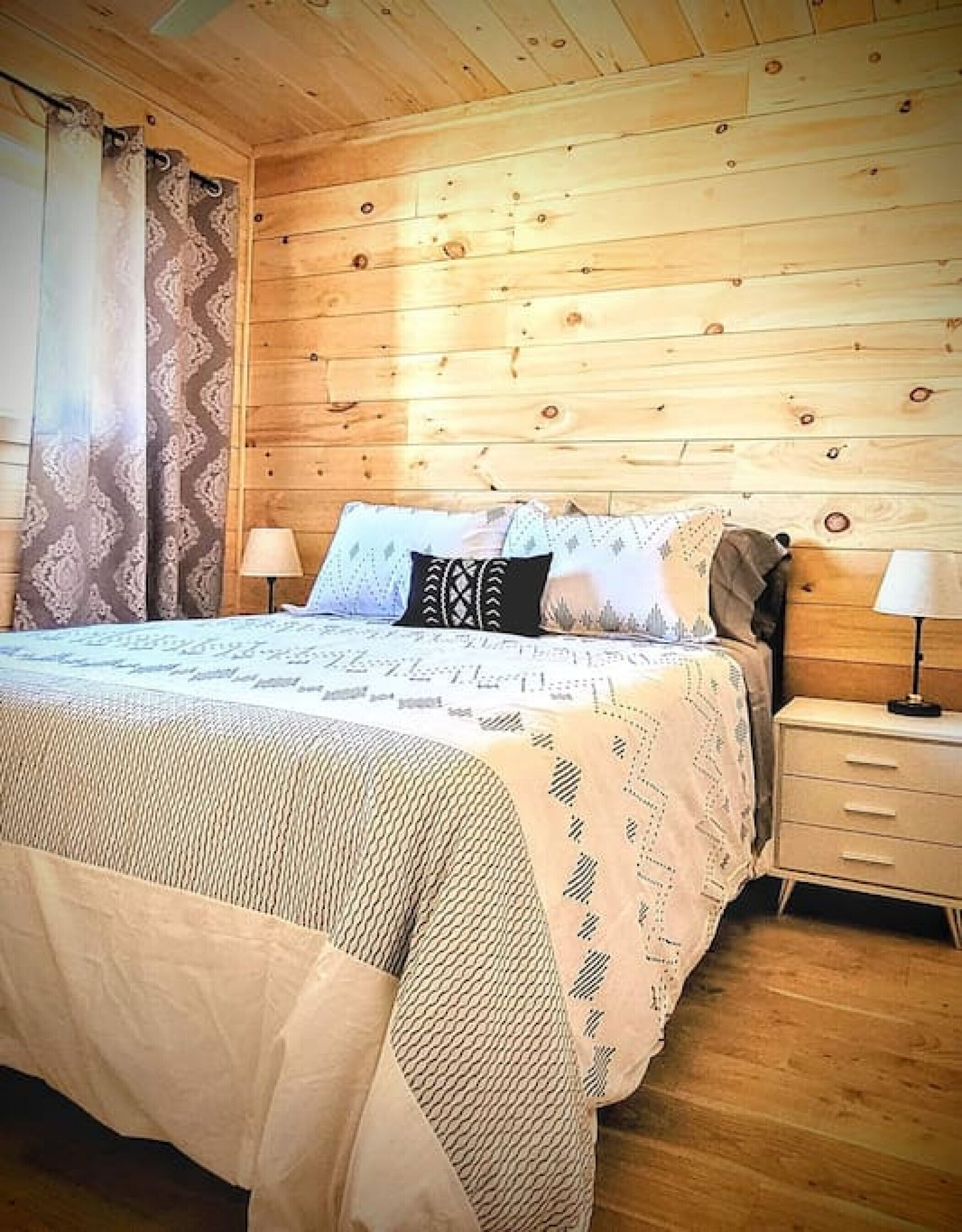 6 Schlafzimmer, Schreibtisch, Bügeleisen/Bügelbrett, Reisekinderbett