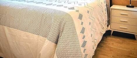 6 bedrooms, desk, iron/ironing board, travel crib