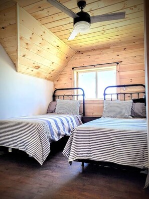 6 bedrooms, desk, iron/ironing board, travel crib - Saltwater, ocean views and sunsets (Chéticamp)