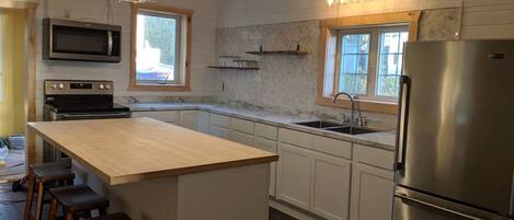 Réfrigérateur, four à micro-ondes, un four, surface de cuisson