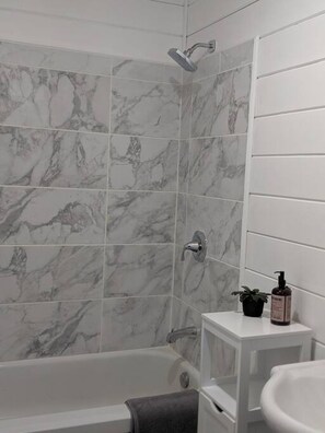 Sèche-cheveux, serviettes fournies