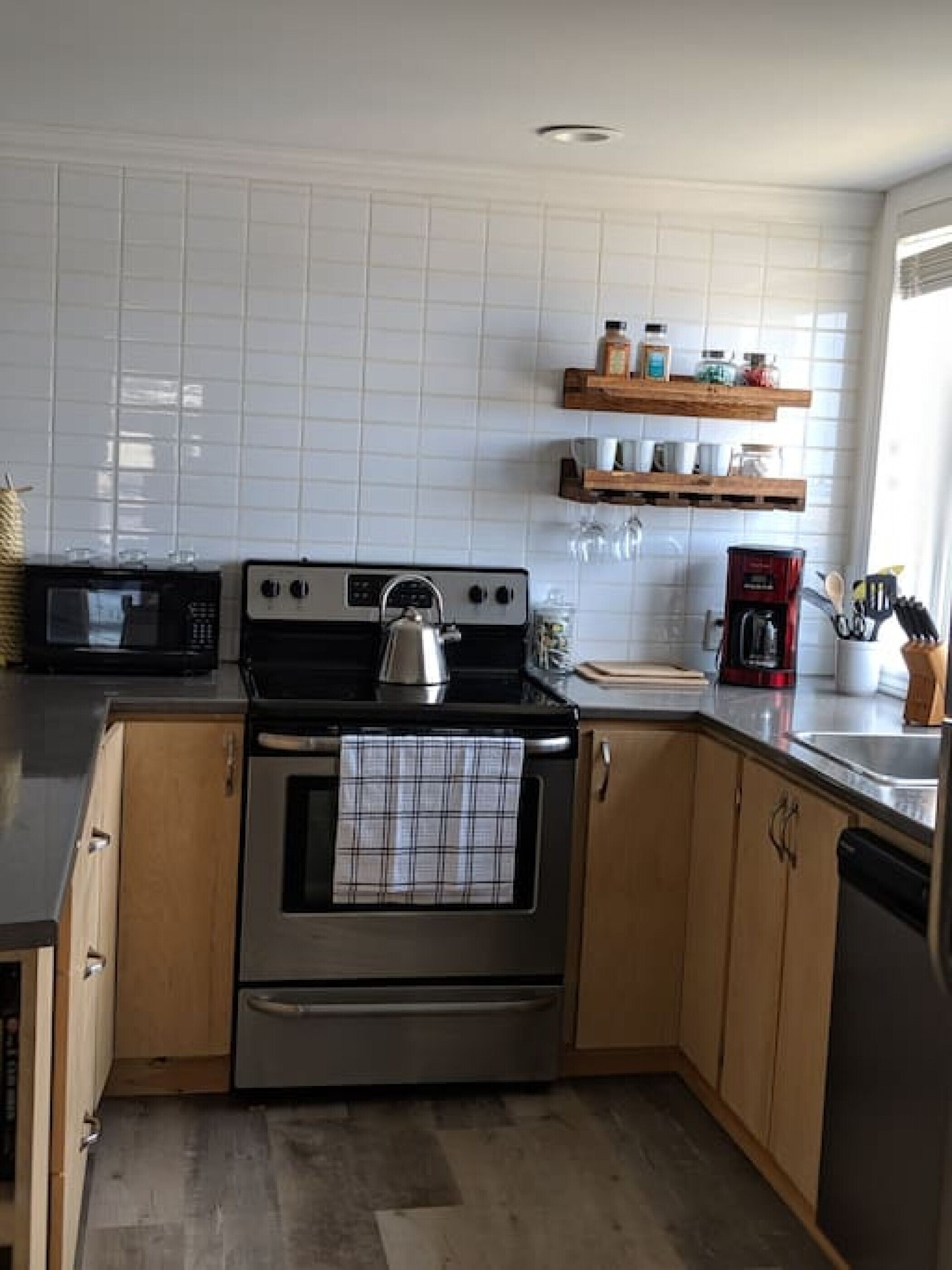 Kjøleskap, mikrobølgeovn, ovn og kokeplater