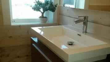 SĂšche-cheveux, serviettes fournies