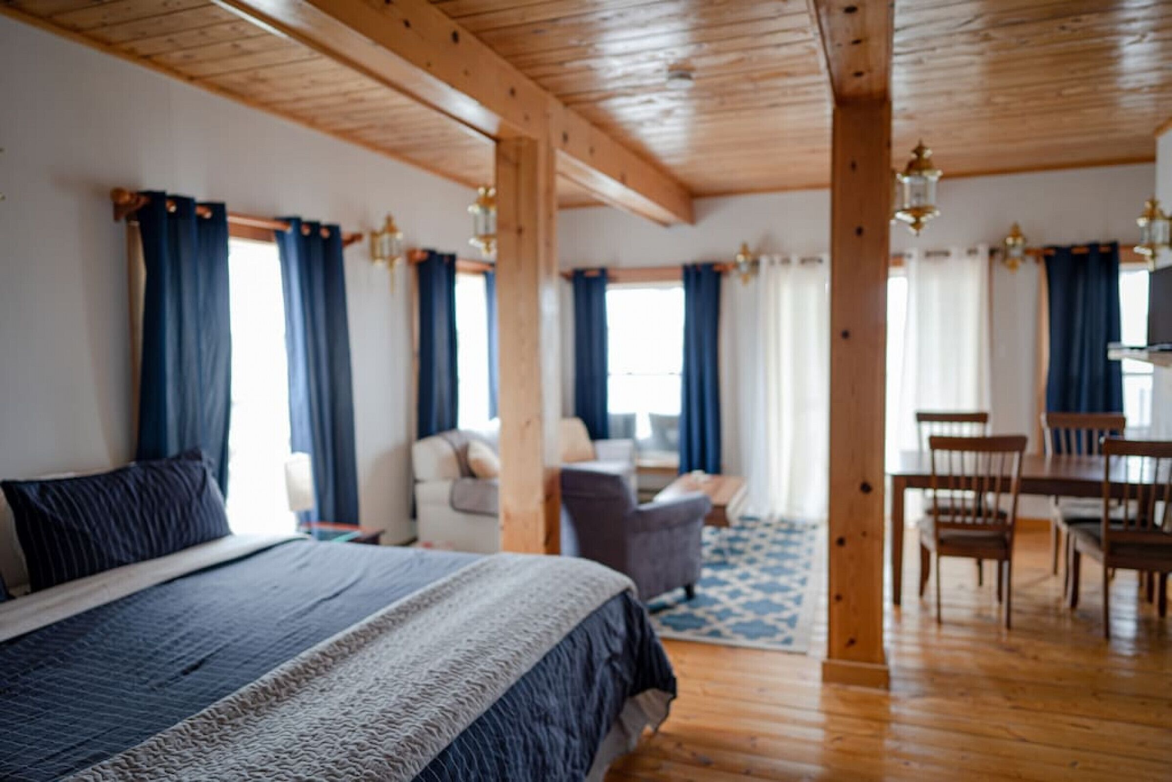 2 soverom, skrivebord, strykejern/-brett og reiseseng for barn