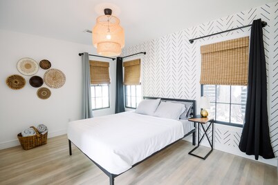 1-Bed w/Private Entrance, quarters attached to main house, 10 Min from Downtown!