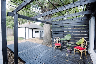 1-Bed w/Private Entrance, quarters attached to main house, 10 Min from Downtown!