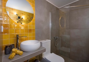 Comfort House, 2 Bedrooms | Bathroom | Shower, hair dryer, towels, soap