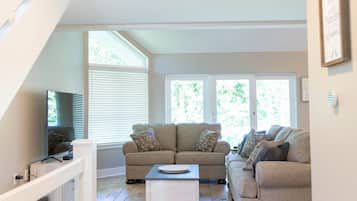 Televisión de pantalla plana, consola de videojuegos y Hulu