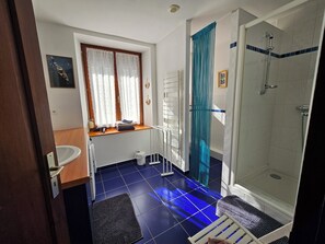 Bruser, hårtørrer, håndklæder, Toiletpapir