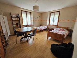 2 bedrooms, iron/ironing board, travel cot, free WiFi