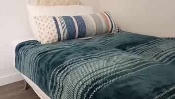 Bureau, fer et planche à repasser, lit parapluie, Wi-Fi