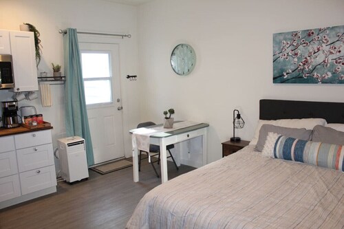 Downtown Studio - Peacock