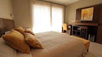 Egyptian cotton sheets, premium bedding, minibar, in-room safe