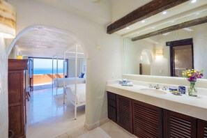 6 Schlafzimmer, Zimmersafe, Schreibtisch, Bügeleisen/Bügelbrett