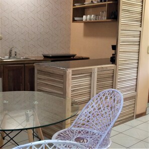 Moulin à café, batterie de cuisine, vaisselle et ustensiles