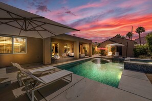 Alberca al aire libre y alberca climatizada