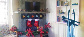 Executive Wide Living Rm APT | 2 km away from town