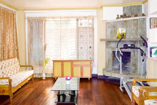 Executive Wide Living Rm APT | 2 km away from town