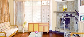 Executive Wide Living Rm APT | 2 km away from town