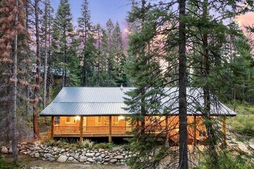Cutthroat Cabin: Large cabin with creek, 5 min. to Terrace Lakes for golf