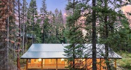 Cutthroat Cabin: Large cabin with creek, 5 min. to Terrace Lakes for golf