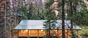 Cutthroat Cabin: Large cabin with creek, 5 min. to Terrace Lakes for golf