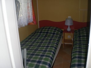 3 makuuhuonetta, silitysrauta/-lauta