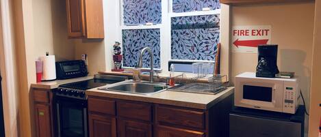 Frigorífico, microondas, horno y placa de cocina