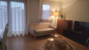 Een smart-tv en boeken