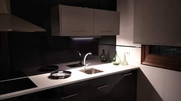 Een koelkast, een magnetron, een oven, een kookplaat