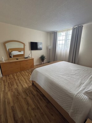 1 bedroom, desk, iron/ironing board, free WiFi - Tropical ocean view one bedroom (Hollywood)