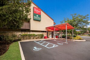 A Red Roof Inn with a covered parking area, handicap accessibility, and a stone facade. - HomeTowne Studios By Red Roof Princeton – Ewing/ Lawrenceville (Lawrenceville)