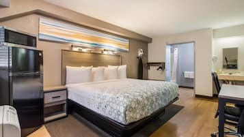 Skrivebord, strykejern/-brett og barnesenger (inkludert)