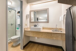 Gratis toiletartikelen, een haardroger, handdoeken