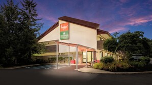 Un Red Roof Inn con un cartel que indica Home Towne Studios.