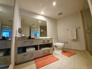 Dusche, Haartrockner, Bidet, Handtücher