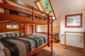 4 bedrooms, desk, iron/ironing board, free WiFi