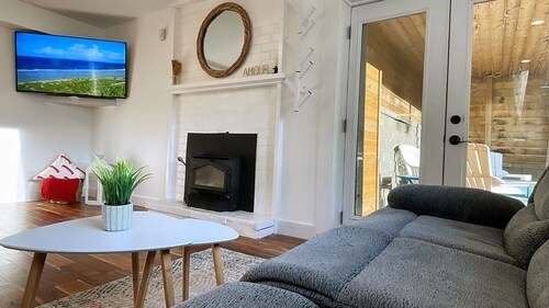 Romantic Hideaway by the lake (Entire Guest Suite)