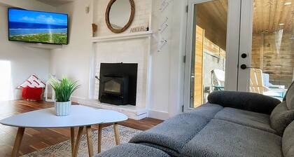 Romantic Hideaway by the lake (Entire Guest Suite)