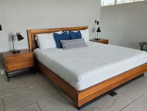 1 dormitorio, caja fuerte, escritorio y tabla de planchar con plancha