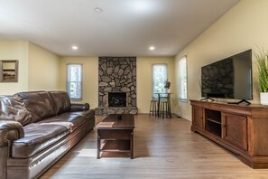 Smart TV, caminetto, tavolo da calcetto, tavolo da ping pong