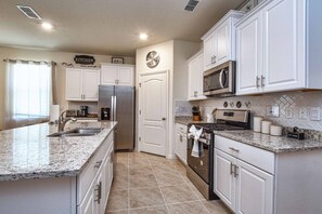 Fridge, microwave, oven, stovetop - Large Brand New Home, Beautifully Furnished, End Unit w/large deck and spa, BBQ Grill, Themed Bedrooms, Resort w/ lazy River! (Davenport)